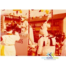 Carnaval 1976 Klaproosstraat 2de prijs chocolademelk uitdelen Coll. Lamers - Hendriks (2)
